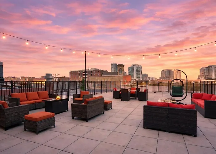 Modern 2br With Skyline View, Optional Parking & Gym Access Near Mccormick, Museum Campus, Grant Park & Soldier Field