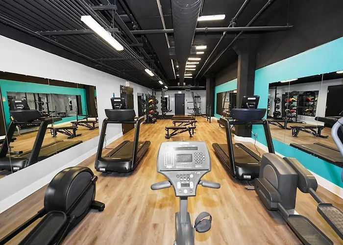 Modern 2br With Skyline View, Optional Parking & Gym Access Near Mccormick, Museum Campus, Grant Park & Soldier Field *