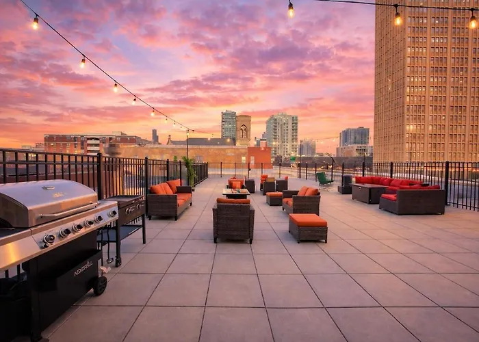 Modern 2br With Skyline View, Optional Parking & Gym Access Near Mccormick, Museum Campus, Grant Park & Soldier Field