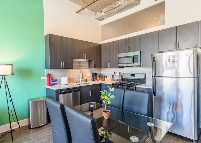 Modern 2br With Skyline View, Optional Parking & Gym Access Near Mccormick, Museum Campus, Grant Park & Soldier Field