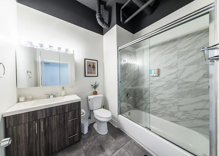 Modern 2br With Skyline View, Optional Parking & Gym Access Near Mccormick, Museum Campus, Grant Park & Soldier Field Chicago