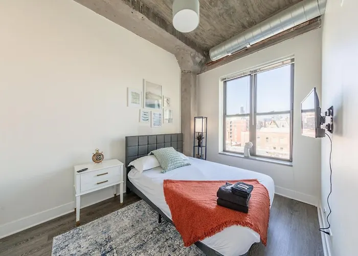 Modern 2br With Skyline View, Optional Parking & Gym Access Near Mccormick, Museum Campus, Grant Park & Soldier Field Chicago
