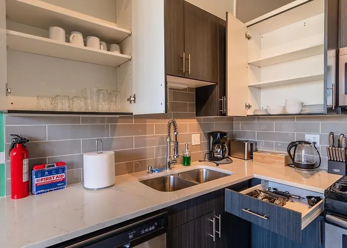 Modern 2br With Skyline View, Optional Parking & Gym Access Near Mccormick, Museum Campus, Grant Park & Soldier Field